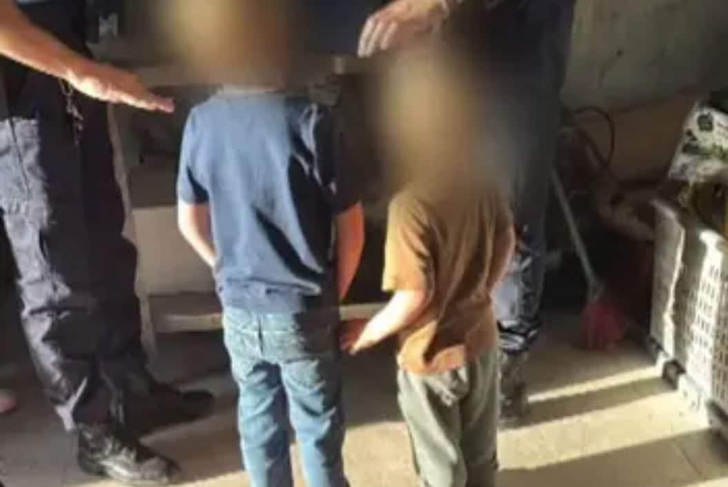 Fratellini di 3 e 5 anni abbandonati nel bosco in Portogallo: madre arrestata col compagno, erano in un bar a 200 km