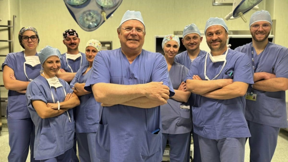 La squadra di medici che hanno estratto bimbo e massa tumorale.