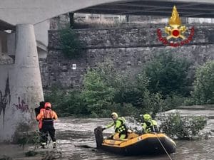 Prato, uomo rimane bloccato in mezzo al fiume Bisenzio in piena: soccorso dai vigili del fuoco
