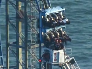 Salvataggio di passeggeri bloccati sulle montagne russe in Texas