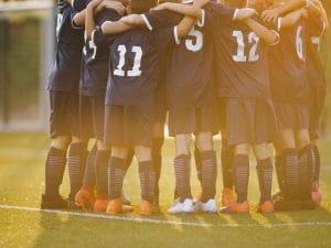 Arezzo, caos alla partita di calcio giovanile: mamma prende a sassate l’arbitro, anche lui minorenne