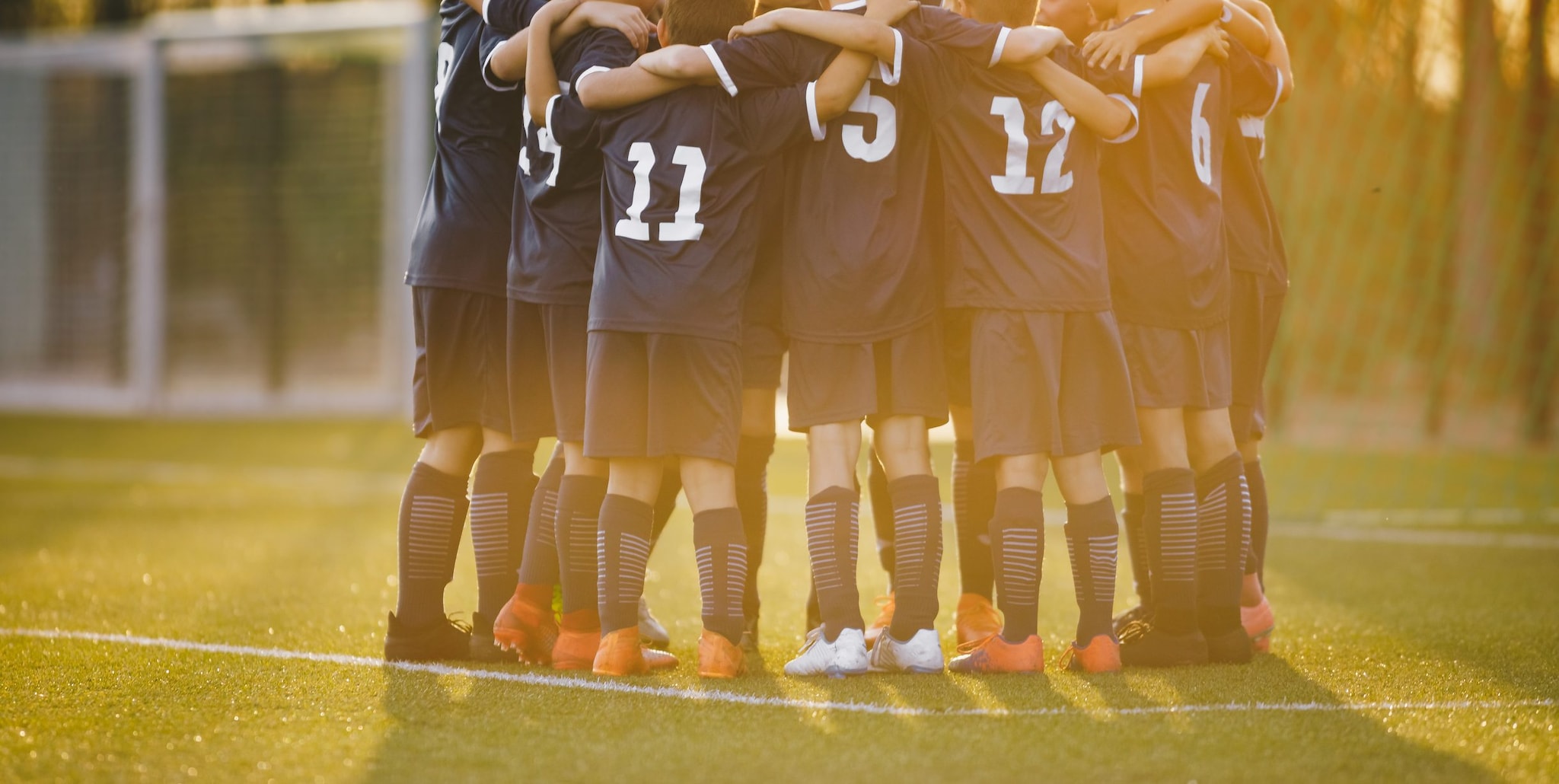 Arezzo, caos alla partita di calcio giovanile: mamma prende a sassate l'arbitro, anche lui minorenne