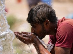 Ondata di caldo in India, 16 morti per le temperature oltre i 45 gradi: moria di pesci a Nuova Delhi