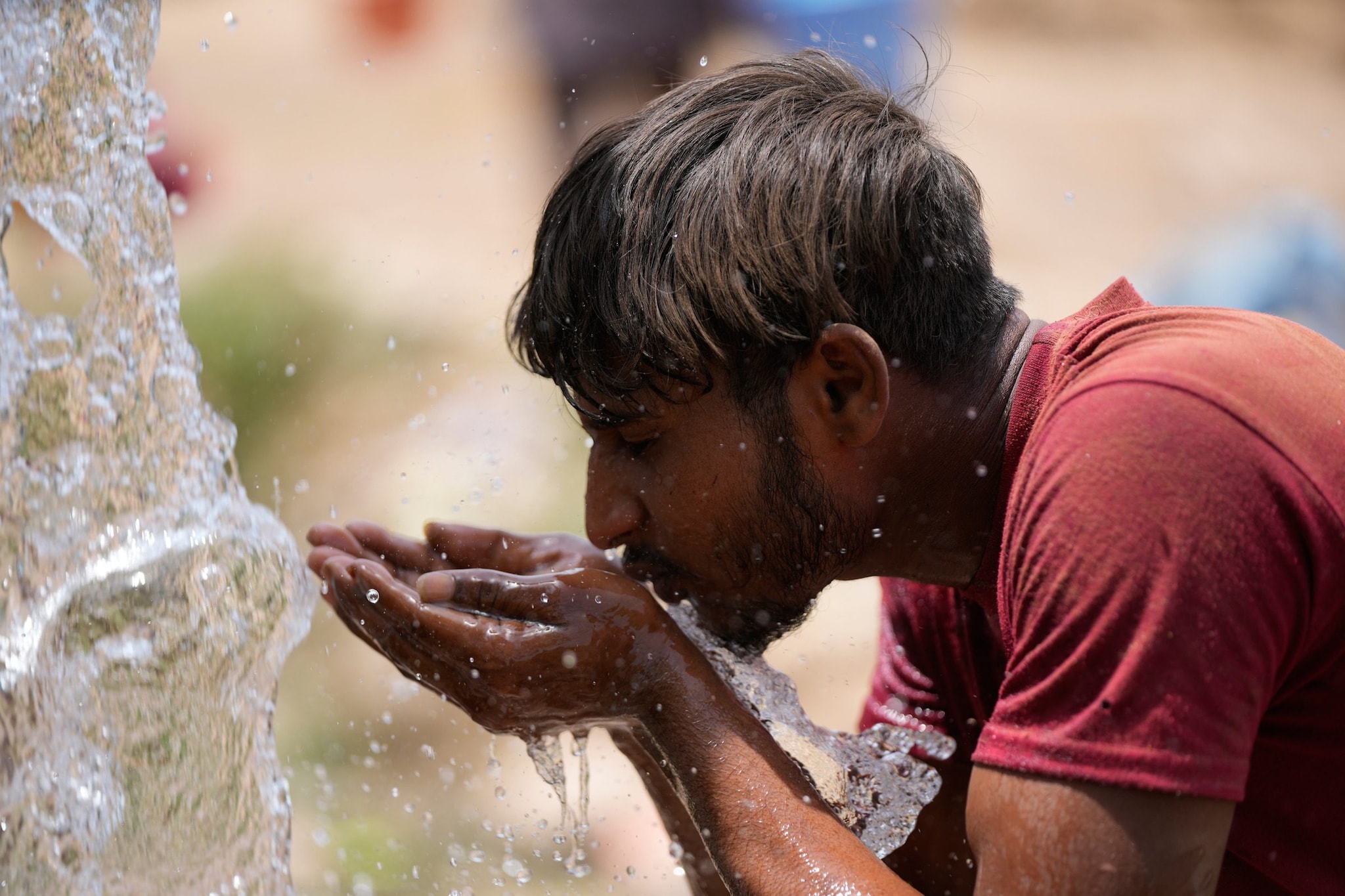 Ondata di caldo in India, 16 morti per le temperature oltre i 45 gradi: moria di pesci a Nuova Delhi