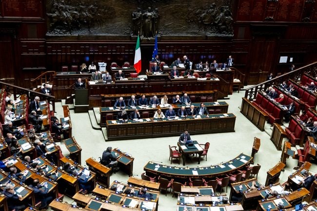 Legge elettorale, in diretta l'esame alla Camera: oggi la terza fiducia al governo. Protesta opposizioni: "Riforma incostituzionale"