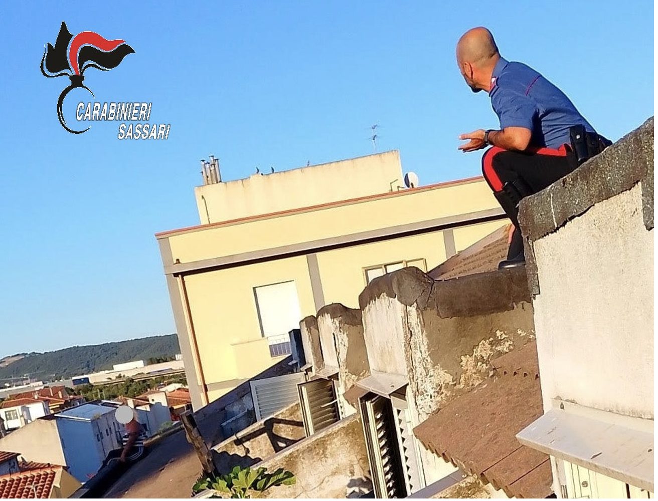 Donna minaccia di gettarsi dal sesto piano a Olbia, la salva un carabiniere: “Cercava ascolto e conforto”
