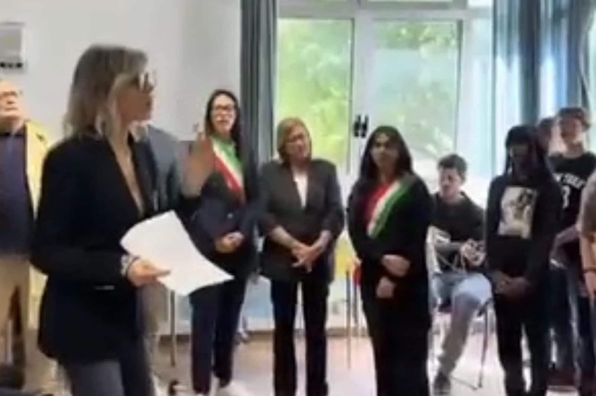A scuola si canta la canzone sulle foibe di una band di estrema destra: il video con Frassinetti (FdI)