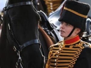 Regno Unito, soldatessa cade da cavallo e muore davanti a Re Carlo III: Ciara Sullivan aveva 24 anni