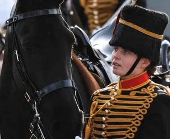 Regno Unito, soldatessa cade da cavallo e muore davanti a Re Carlo III: Ciara Sullivan aveva 24 anni