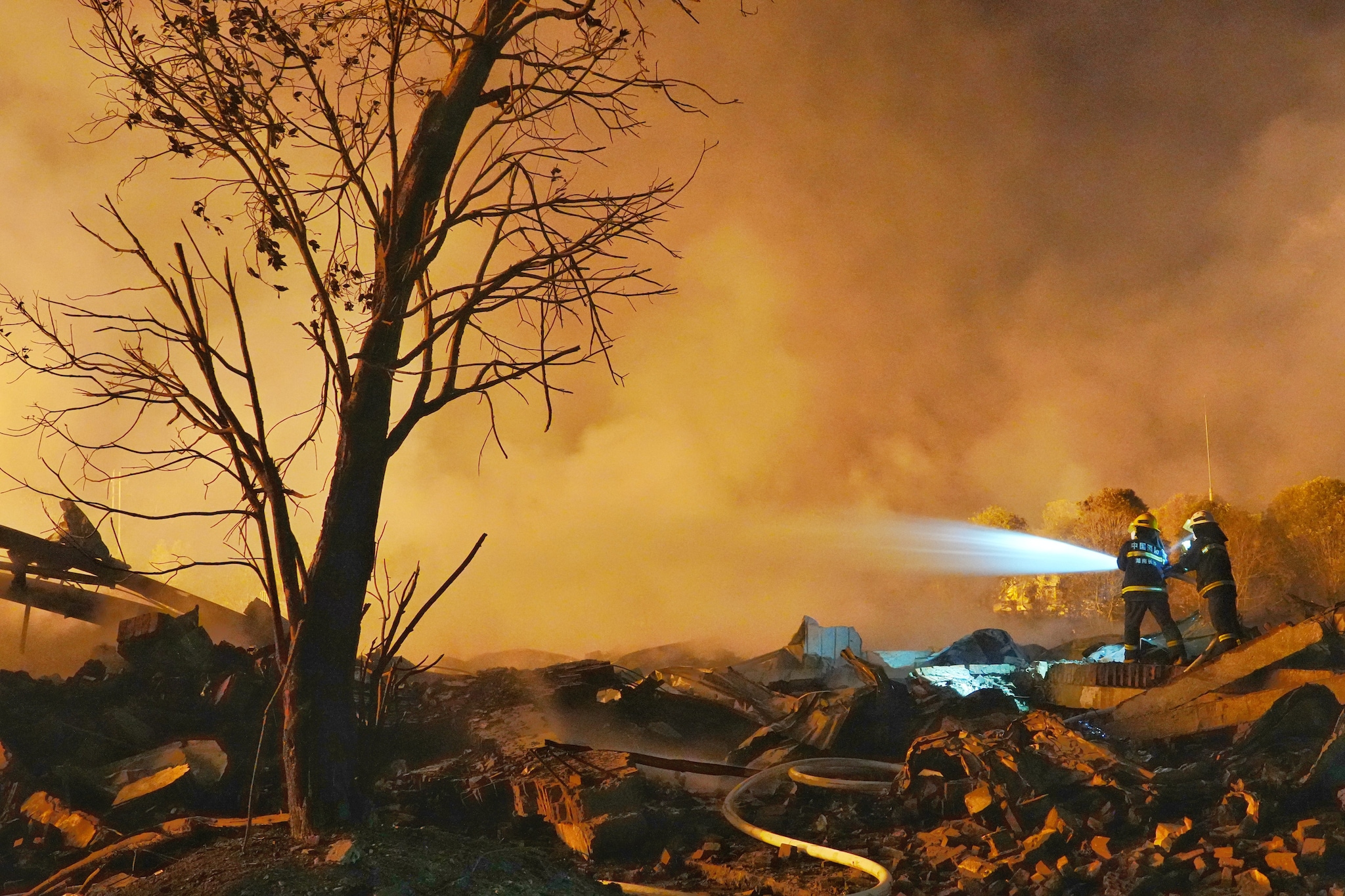Cina, almeno 21 morti nell'esplosione di una delle più grandi fabbriche di fuochi d'artificio al mondo