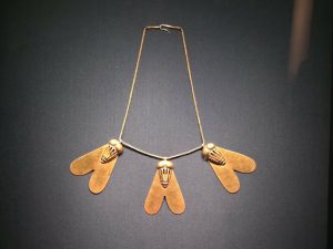 Il Tesoro dei Faraoni: la collana delle mosche d’oro che nasconde la storia della regina guerriera Ahhotep