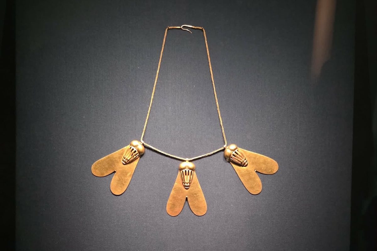 Il Tesoro dei Faraoni: la collana delle mosche d’oro che nasconde la storia della regina guerriera Ahhotep