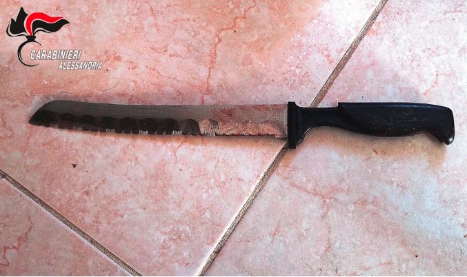 Alessandria, dopo una lite figlia tenta di accoltellare la madre che per salvarsi si getta dal balcone