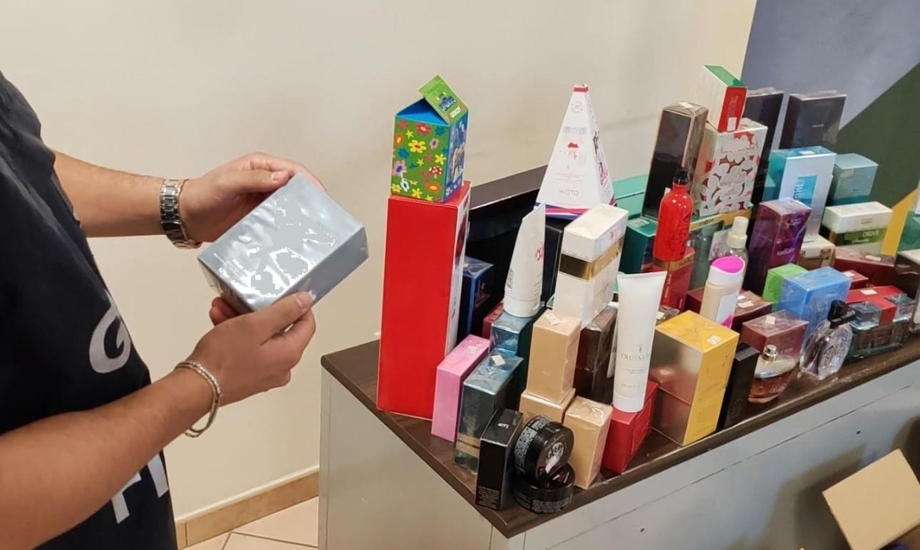 Profumi e creme con sostanza cancerogena venduti in tutta Italia: oltre 40mila confezioni sequestrate dalla Finanza