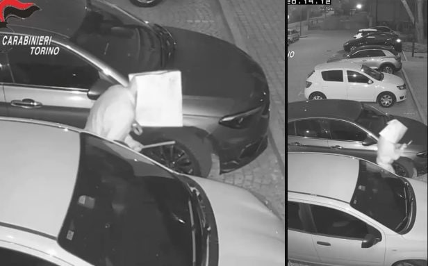 Si mette un sacchetto in testa e riga le auto in sosta per vendicarsi della ex moglie a Torino: 78enne denunciato