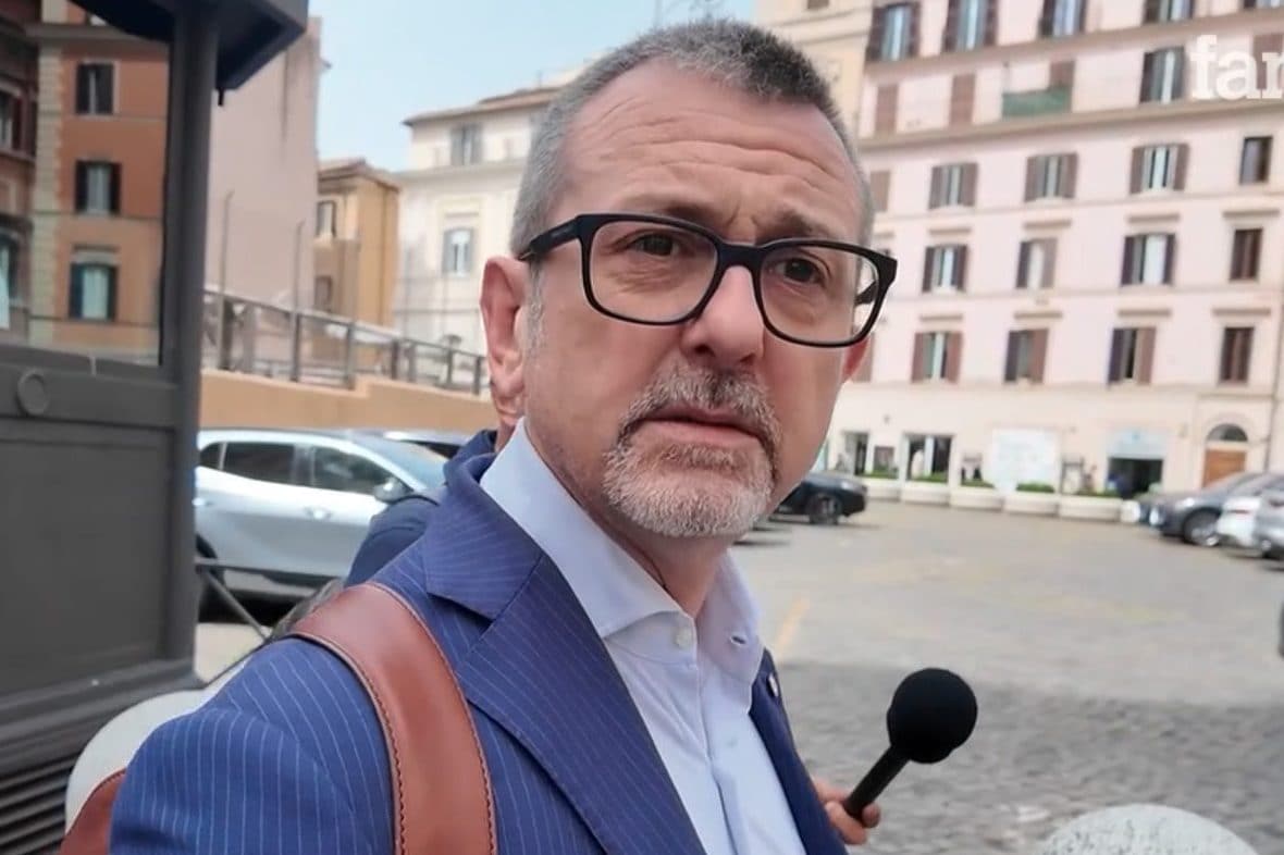 Il ritorno di Delmastro alla Camera: ma l'ex sottosegretario sfugge alle domande sulla Bisteccheria