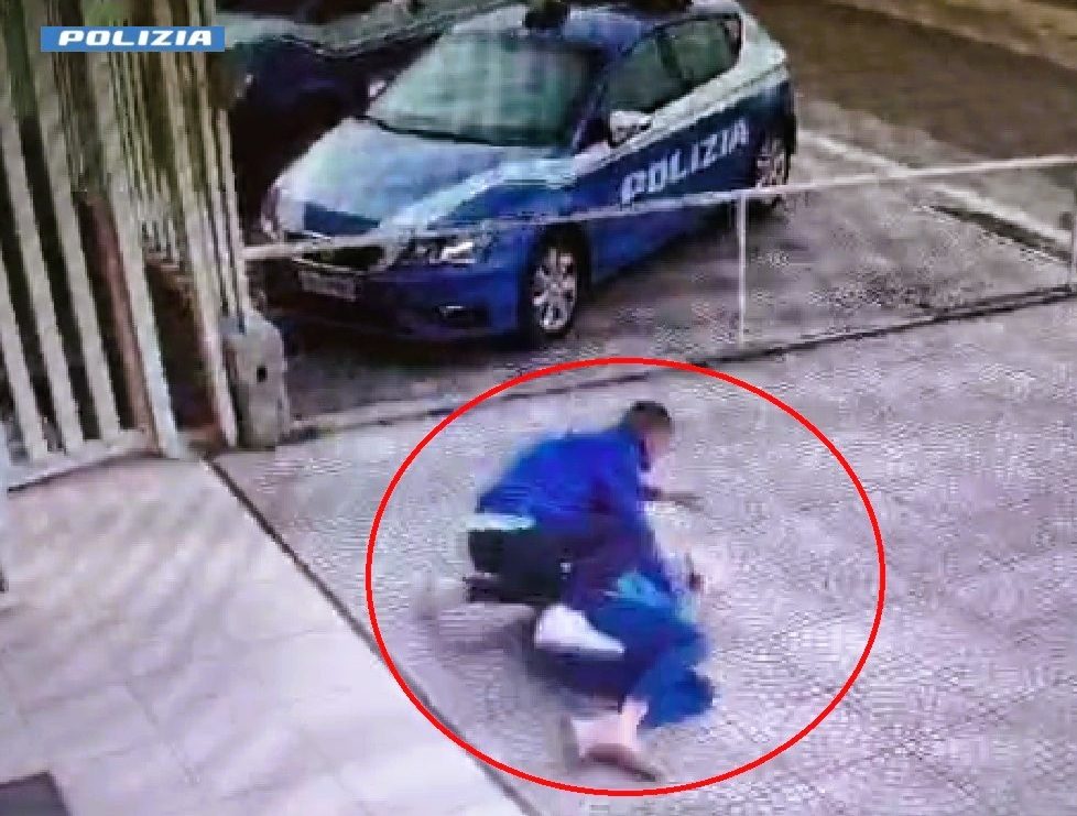 In commissariato con la compagna a Gela, la picchia davanti alla polizia: agente interviene e scongiura il peggio