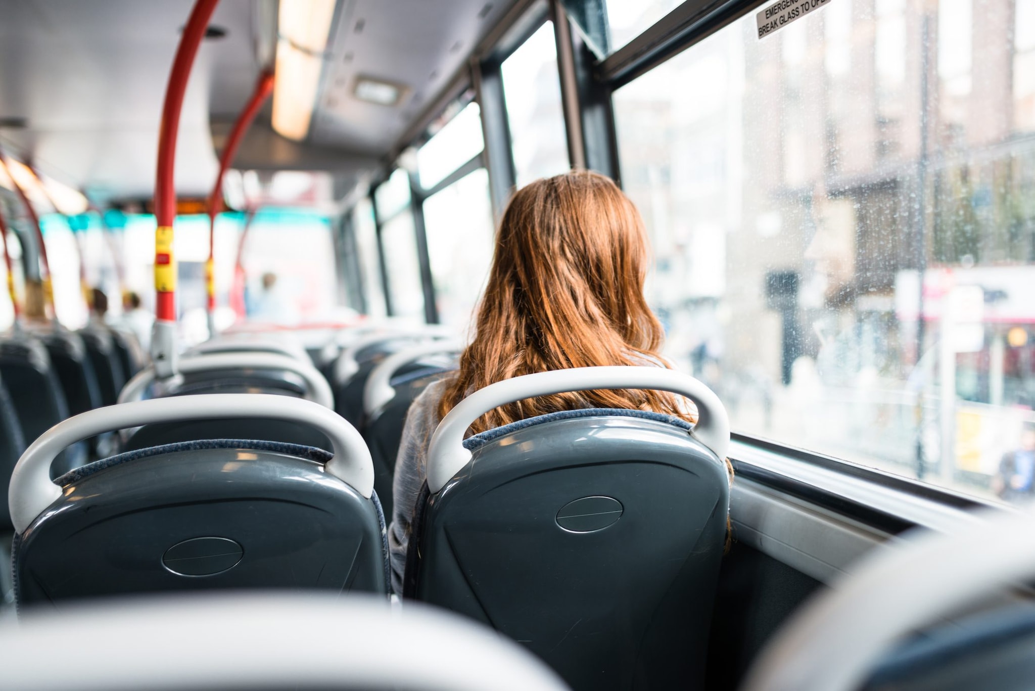 Terni, fermato dopo 4 giorni di fuga l'uomo che ha preso a martellate la moglie sul bus: faceva colazione al bar