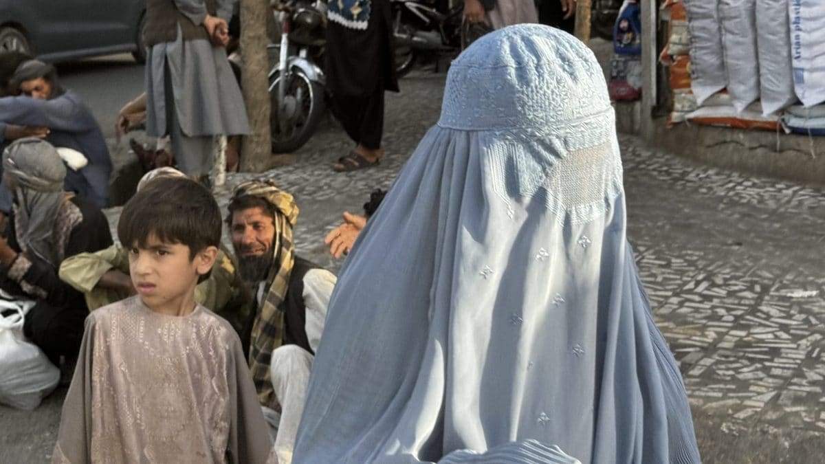 Donna afghana per le strade di Herat.