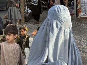 Afghanistan, la nuova legge dei talebani: “Il silenzio di una vergine oggi vale come consenso al matrimonio”