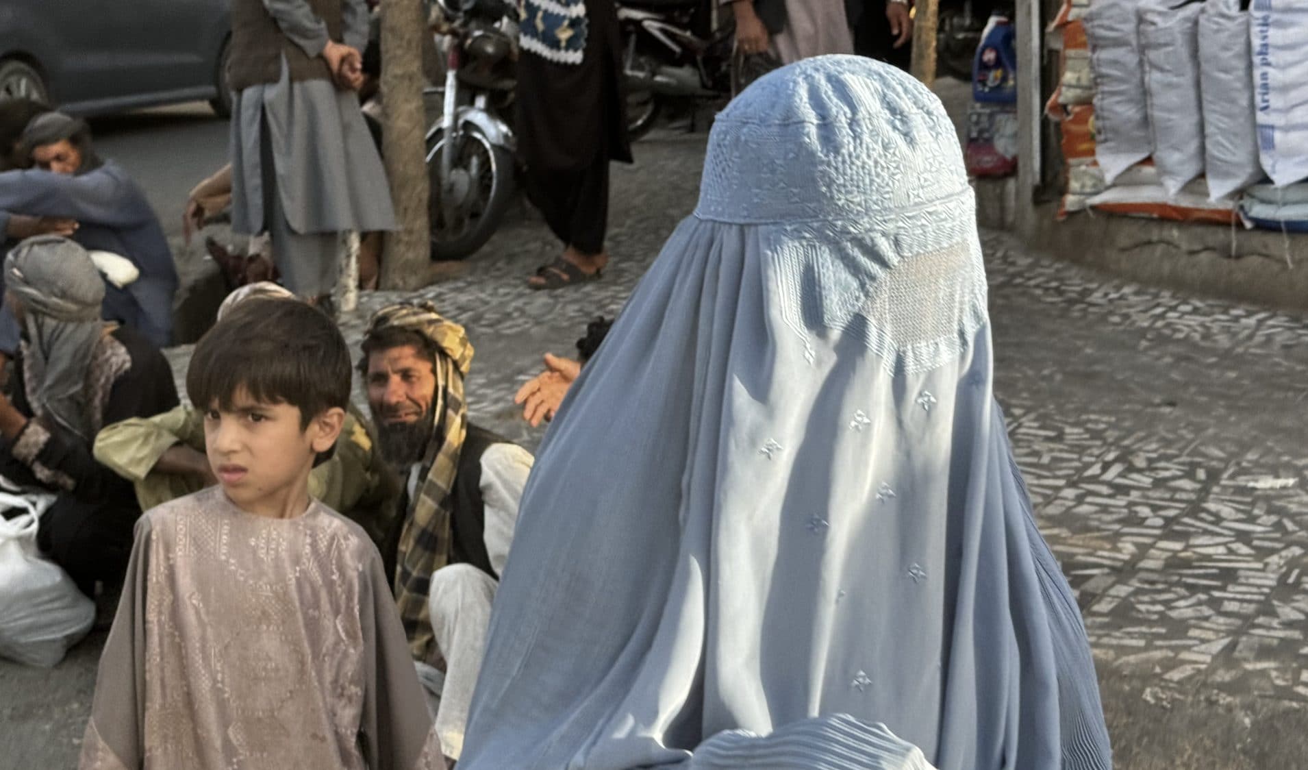 Afghanistan, la nuova legge dei talebani: "Il silenzio di una vergine oggi vale come consenso al matrimonio"