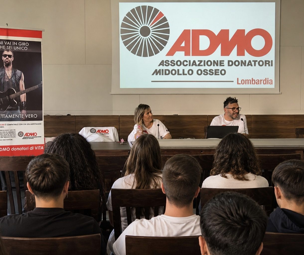 Elena e Fabrizio durante un incontro con i ragazzi organizzato da Admo.
