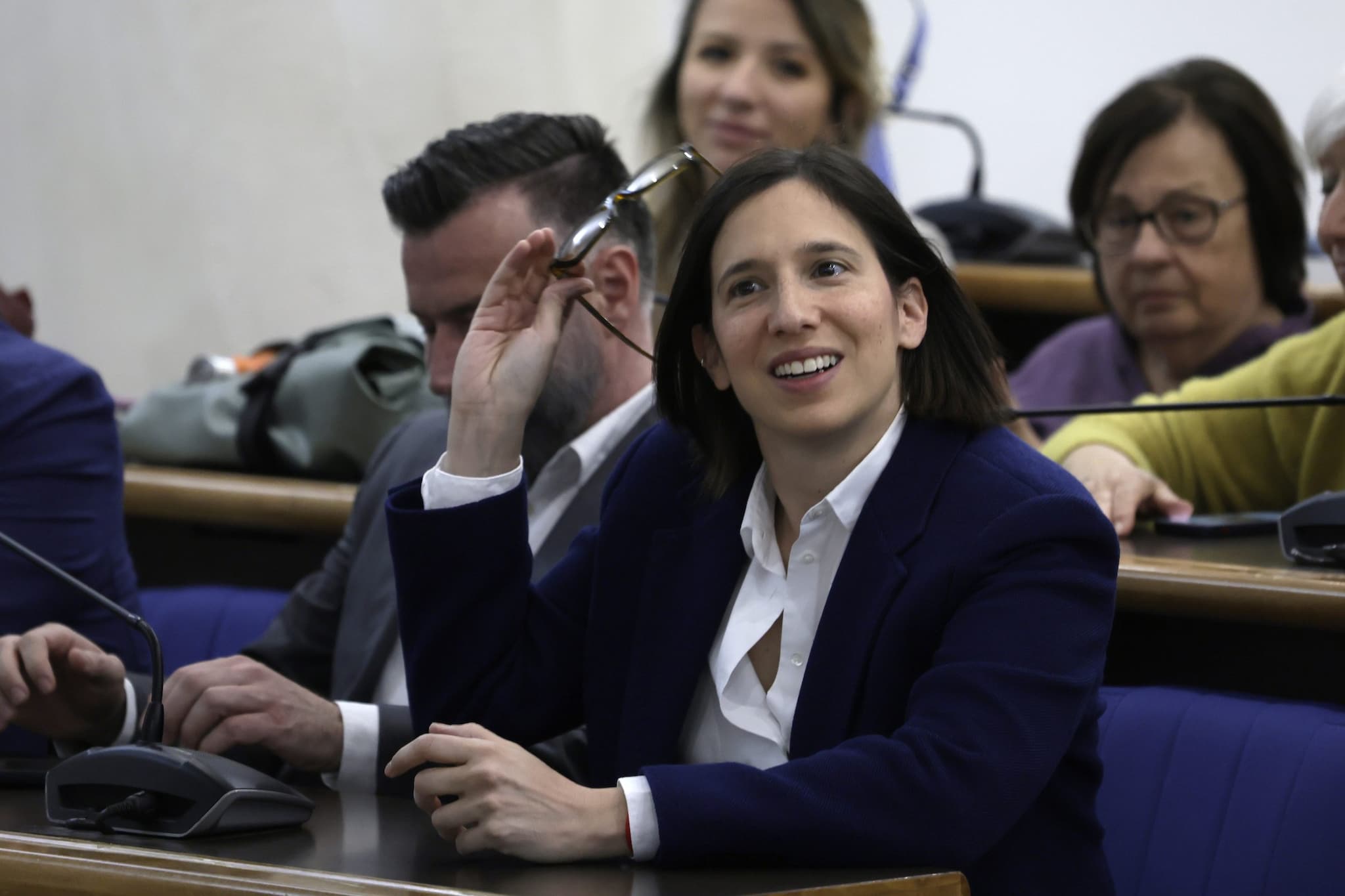 Sondaggi politici, si avvicinano centrodestra e centrosinistra: campo largo in vantaggio di mezzo punto