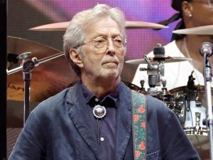 Eric Clapton colpito sul palco da un vinile: l’artista 81enne interrompe il concerto a Madrid
