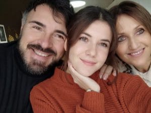 La mamma ha un raro tumore, a 21 anni Lisa le dona il midollo: “Il suo gesto d’amore le ha salvato la vita”