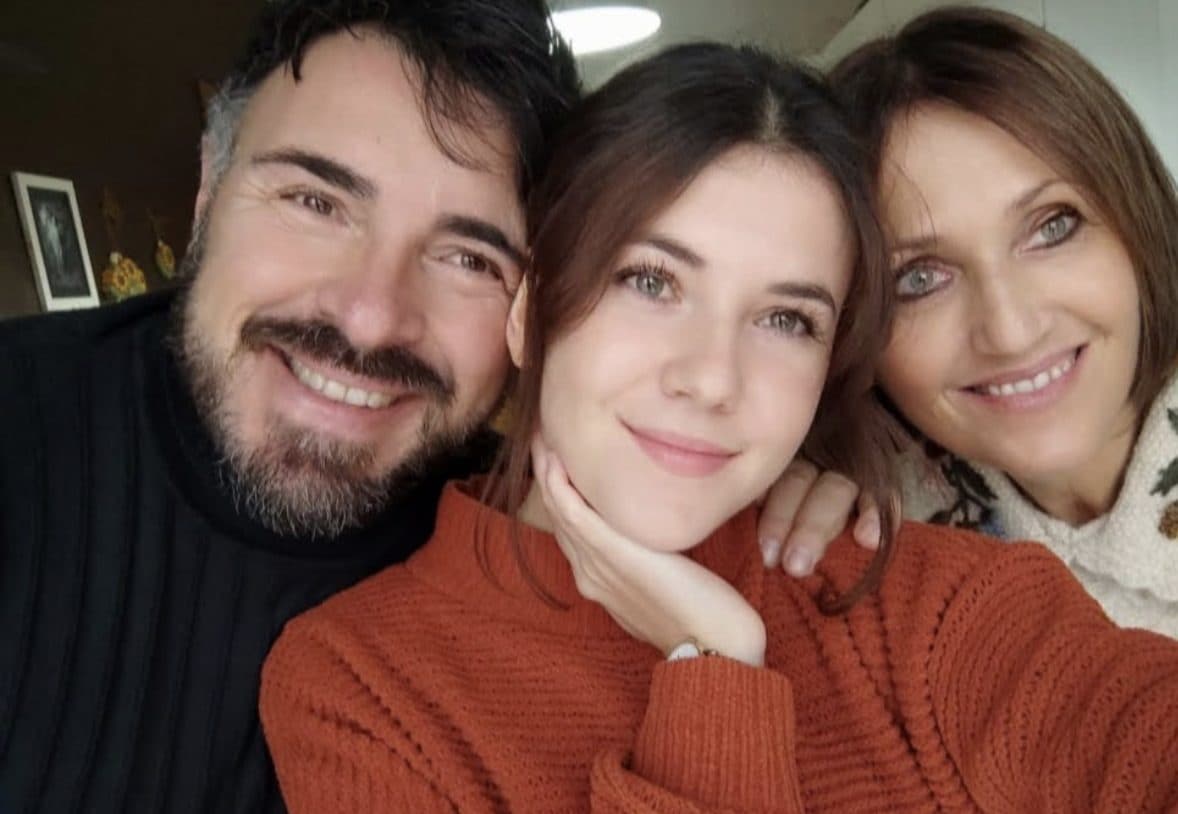 “Il suo gesto d’amore le ha salvato la vita”: la mamma ha un raro tumore, Lisa a 21 anni le dona il midollo
