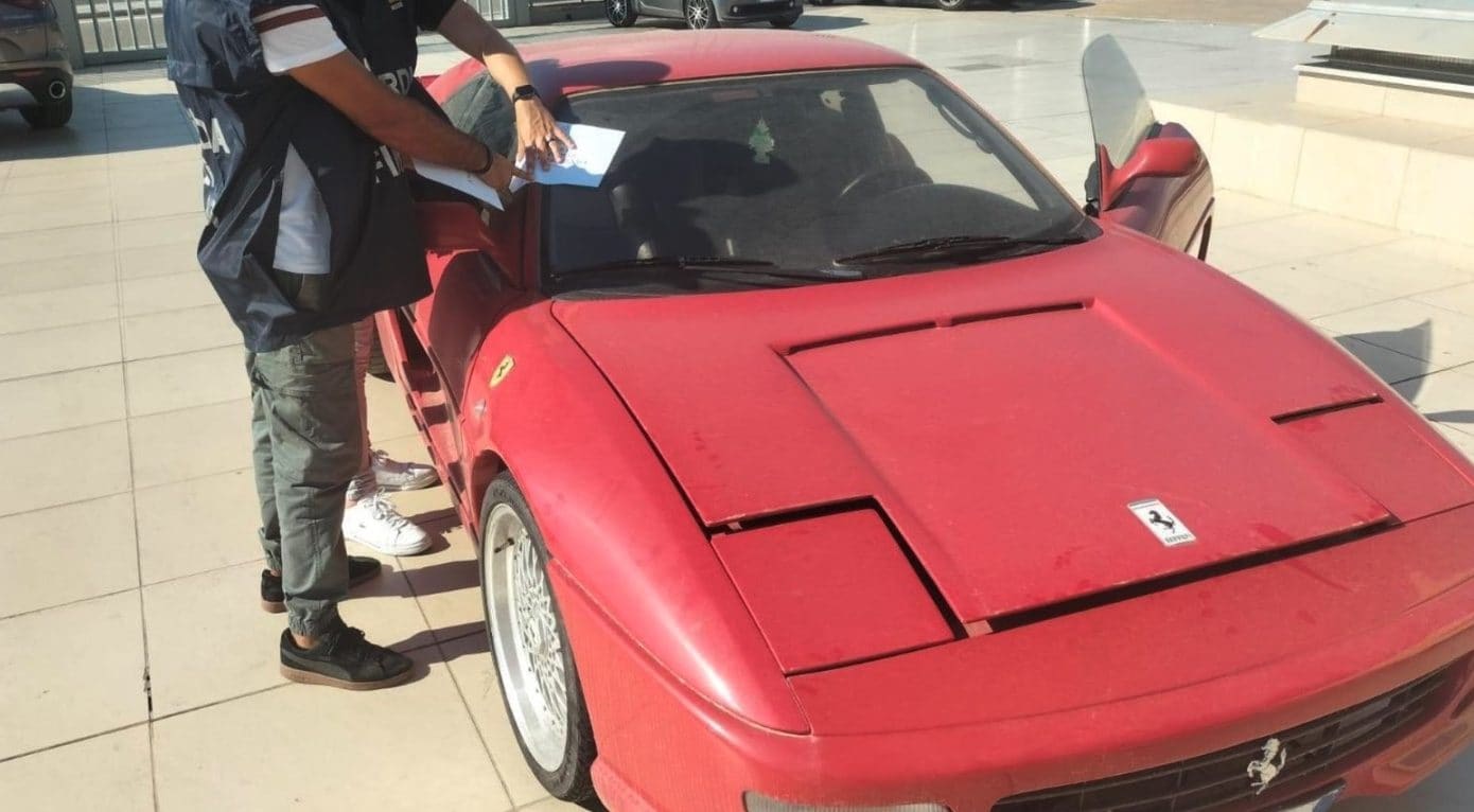 Vendono Ferrari F355 GTS ma in realtà è una Toyota ricostruita: scoperta dai finanzieri nell'autosalone a Catanzaro