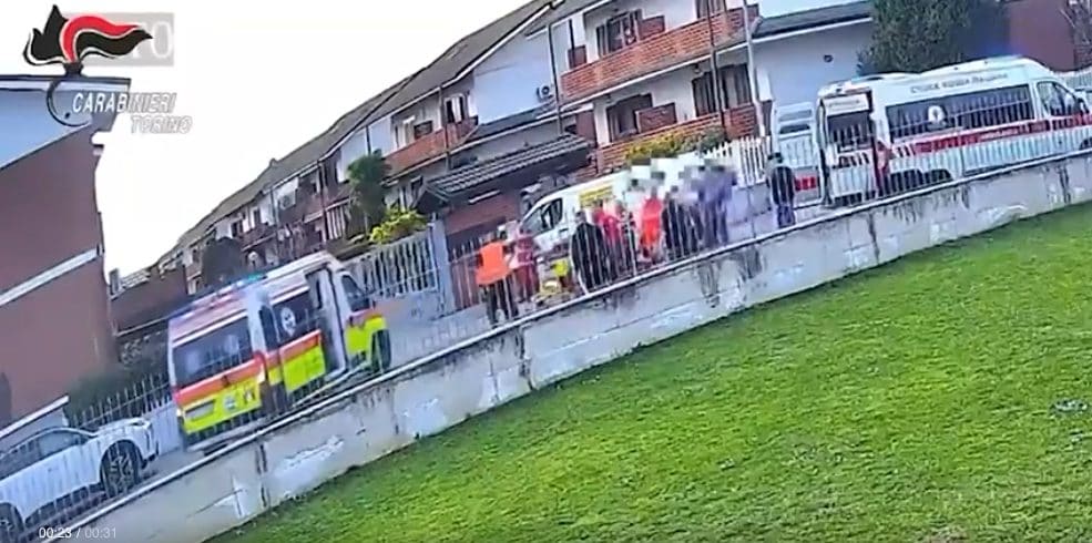 Finge rapina e si accoltella per rubare 1680 euro: denunciato corriere a Chivasso, smascherato dai testimoni