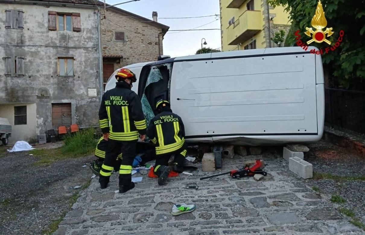 Furgone si ribalta in retromarcia, Mirco Pennacchi sbalzato dall'abitacolo muore schiacciato dallo stesso mezzo