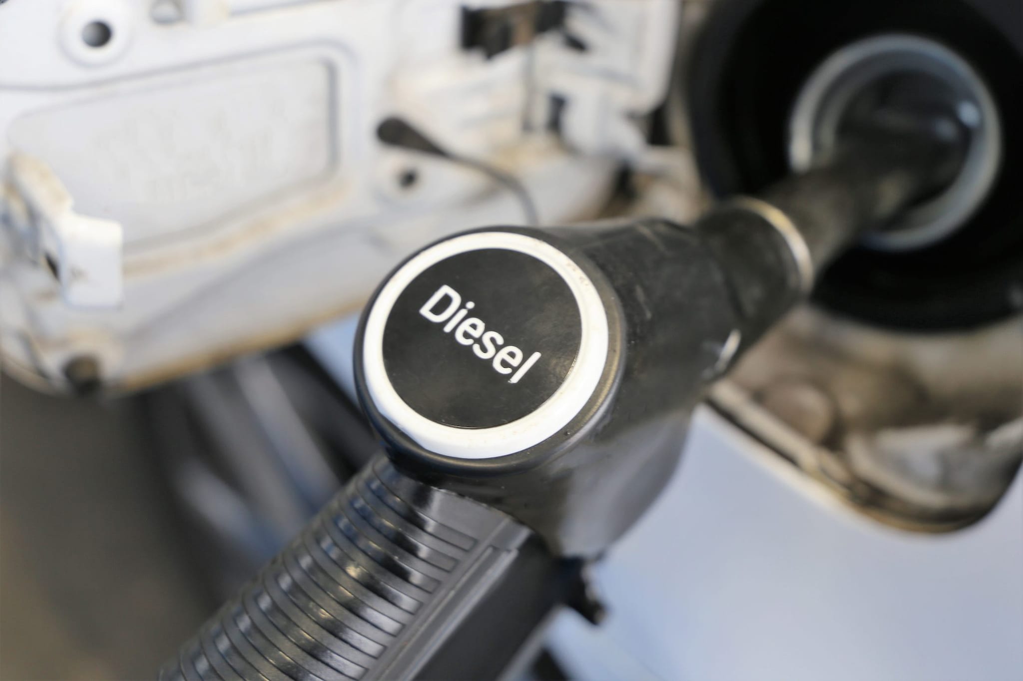 Diesel a 20 cent al litro per un errore di virgola: distributore preso d’assalto ad Avelengo