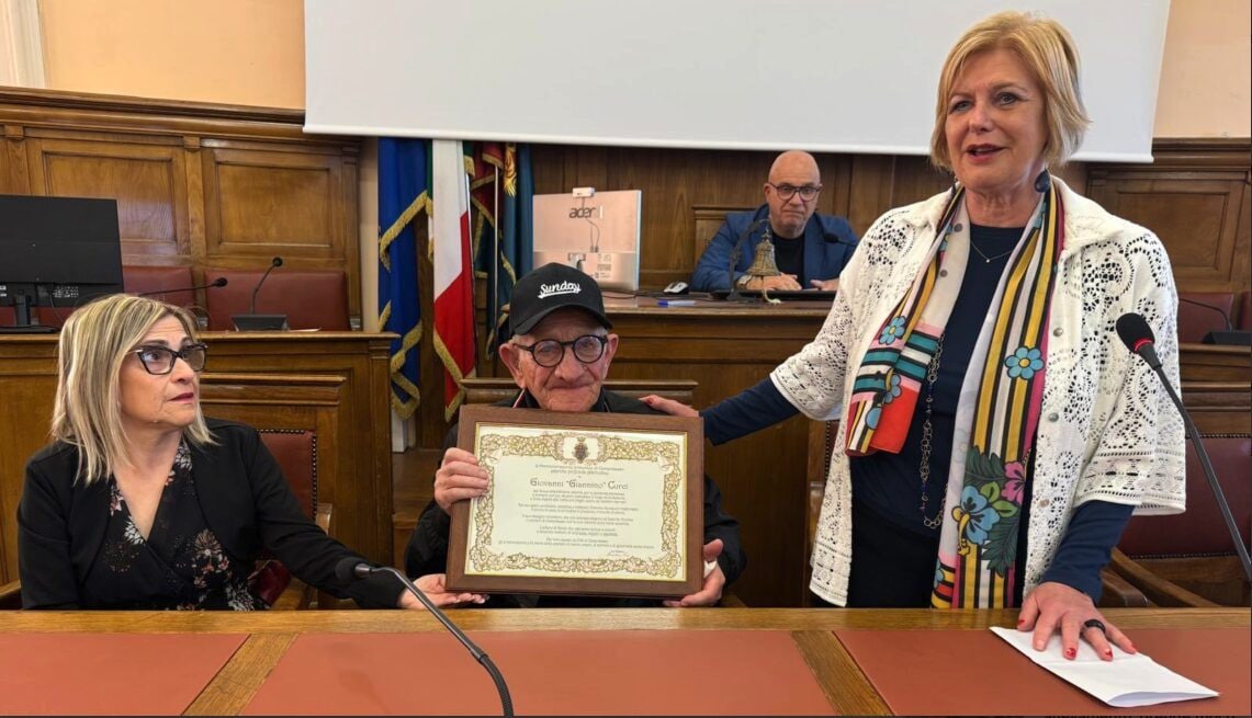 “Buonanotte, adesso nonno va via”, la storia del 91enne che ogni giorno cura le tombe dei bambini a Campobasso