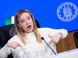Giorgia Meloni è stata sostituita da una sosia, non c’è altra spiegazione
