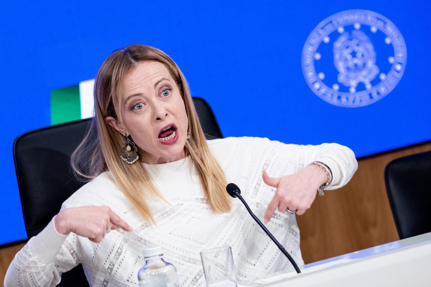 Giorgia Meloni è stata sostituita da una sosia, non c’è altra spiegazione