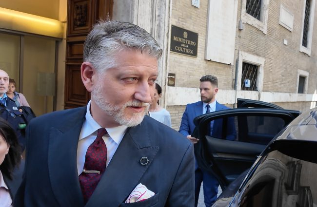 Governo, Giuli a Chigi dopo licenziamenti nello staff: "Con Meloni rapporto cordiale". Su legge elettorale Cdx chiede confronto con opposizioni