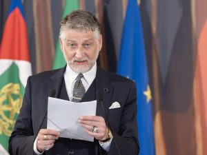 Governo Meloni, su legge elettorale Cdx sfida opposizioni e chiede tavolo. Incontro premier-Giuli dopo caos al Mic: “Piena sintonia”: news in diretta