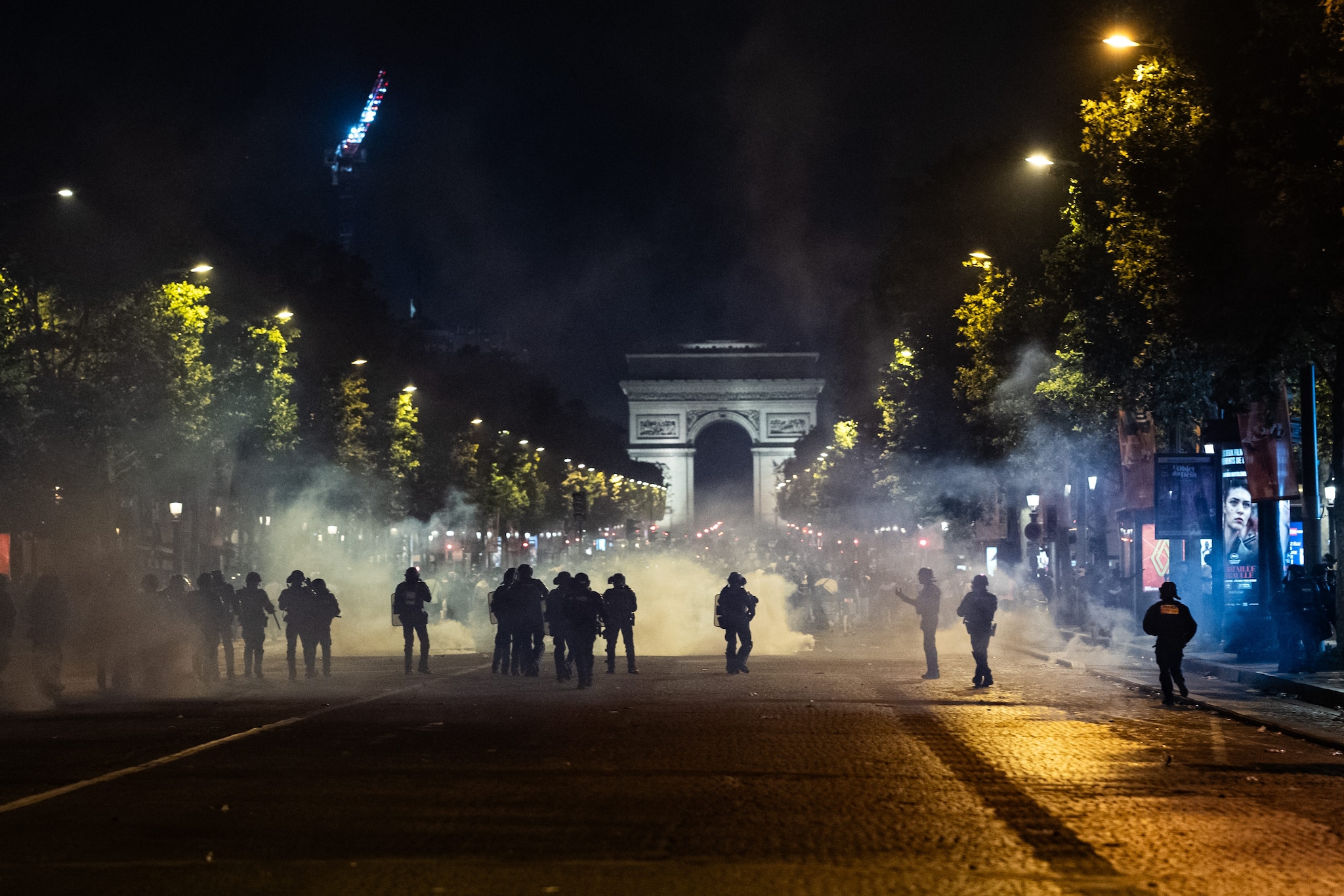 Guerriglia a Parigi dopo la vittoria del Psg in Champions League: scontri, auto bruciate e 400 arresti