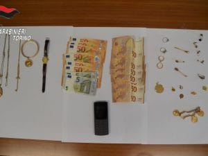 “Mamma ho avuto un incidente, paga l’ospedale”: ma non ha figli maschi e a 85 anni fa arrestare i truffatori a Torino