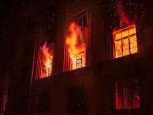 Kenya, incendio nel collegio mentre tutti dormono. Studentesse si lanciano dalle finestre: 16 ragazze morte