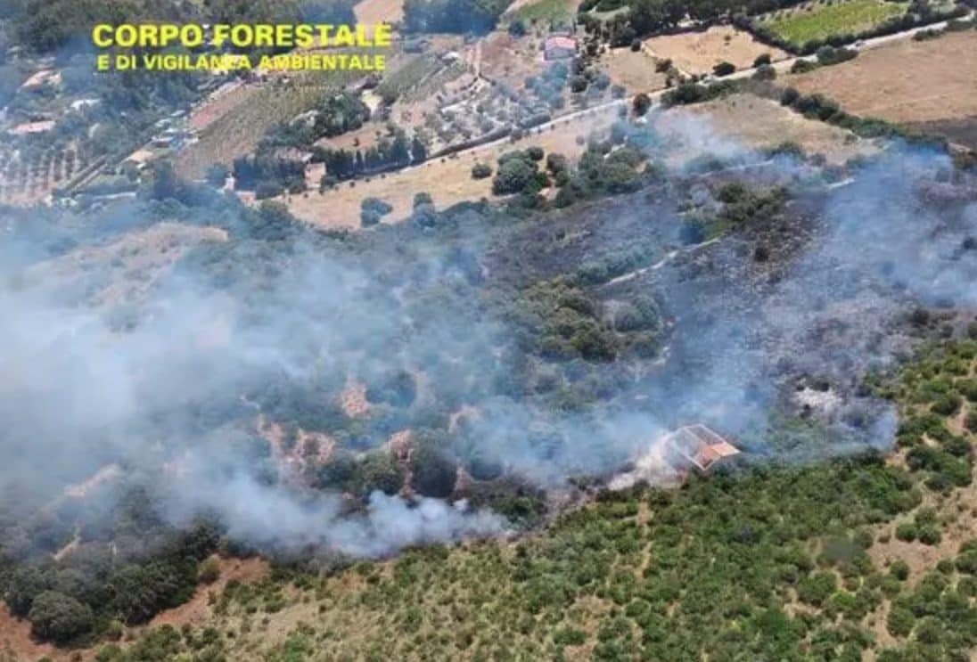 Vasto incendio minaccia case nelle campagne di Cagliari, elicotteri in volo e persone evacuate