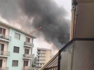 Grosso incendio in carrozzeria a Settimo Torinese: trovata morta una donna durante evacuazione delle case vicine