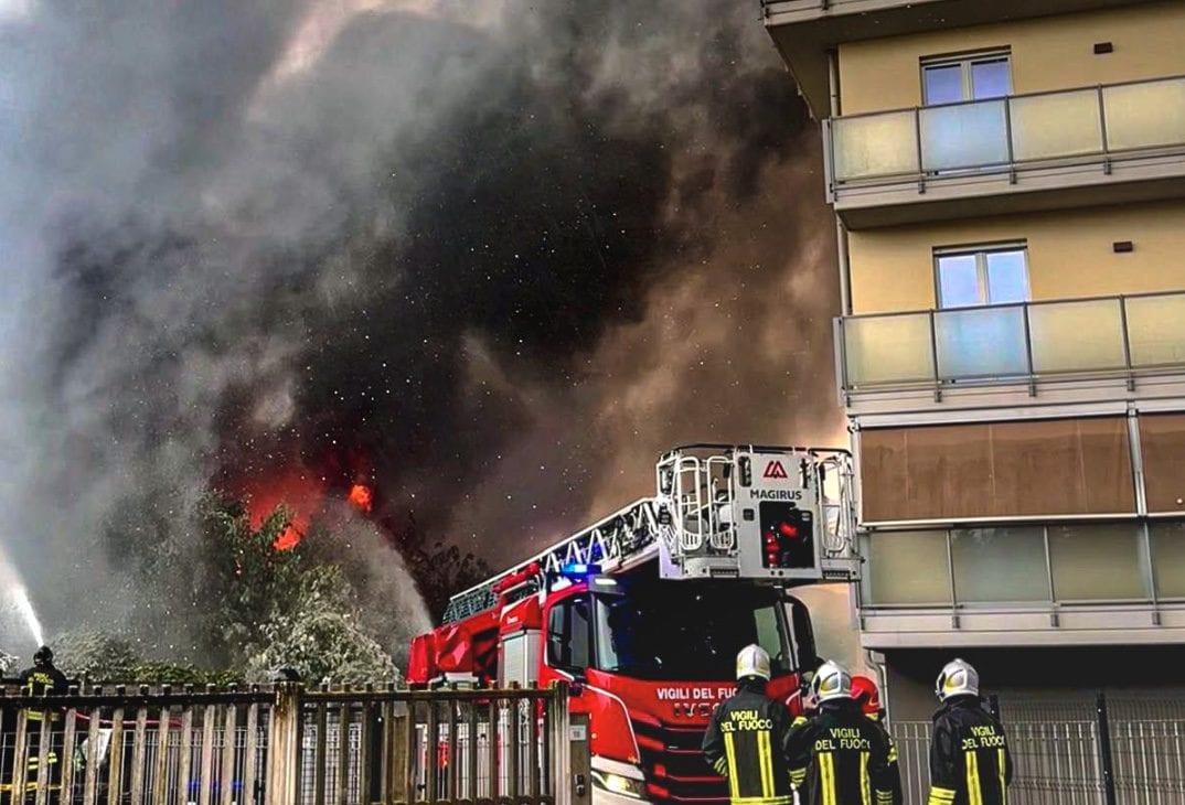 Grosso incendio in una carrozzeria a Settimo Torinese: palazzi evacuati ma smentito ritrovamento del cadavere