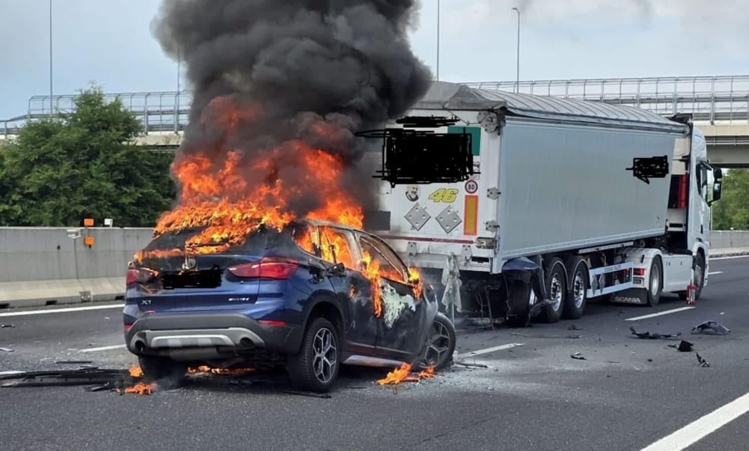 Si schianta sul camion fermo in coda in A4 e l'auto prende fuoco, automobilista muore tra le fiamme