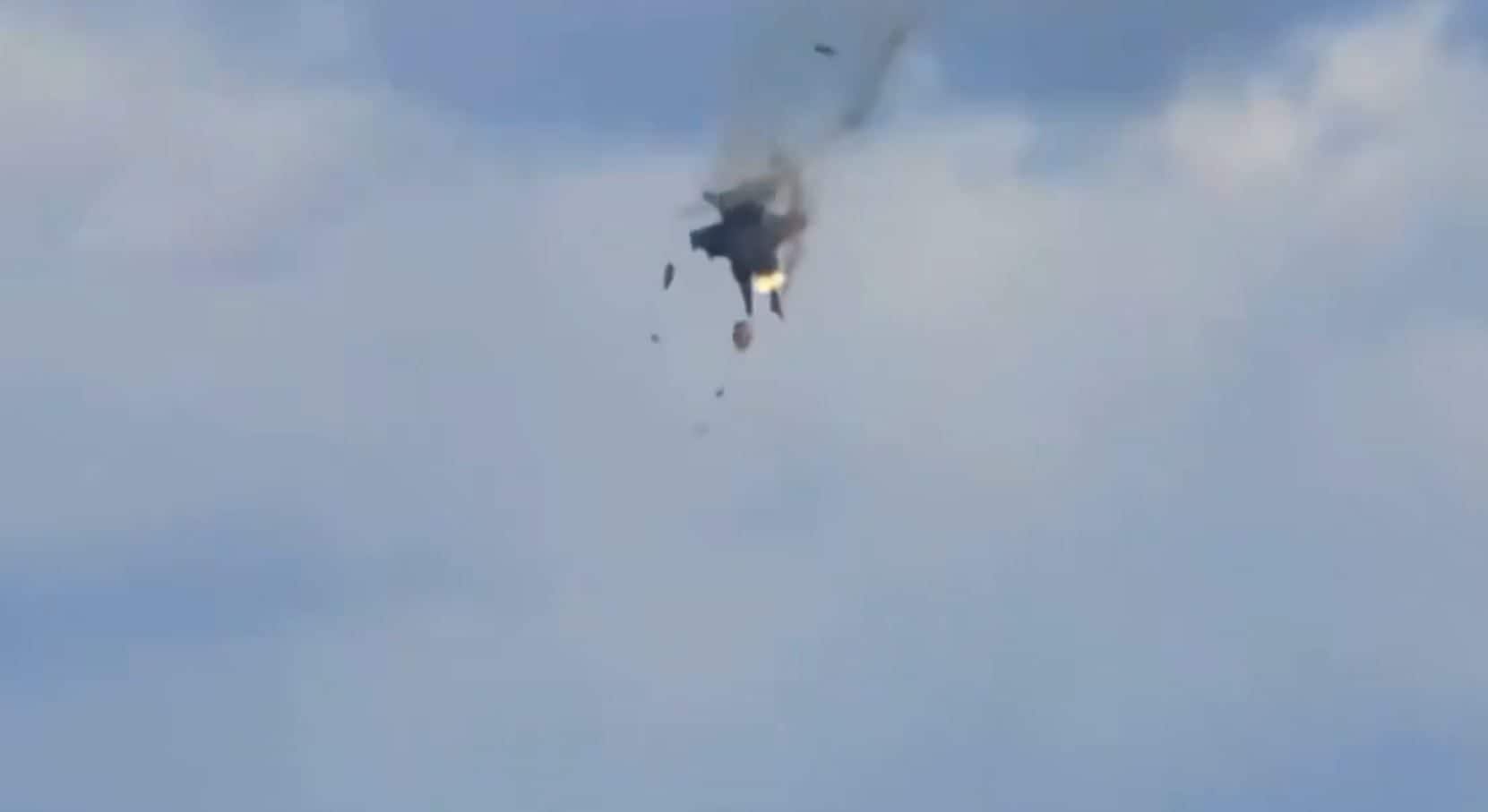 Scontro in volo tra due caccia F18 Usa durante air show nell'Idaho, il video è drammatico ma i piloti sono salvi