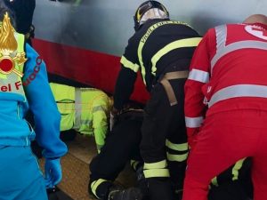 Investito da Frecciabianca alla stazione di Pisa e incastrato sotto il treno si salva: estratto dai pompieri, è grave