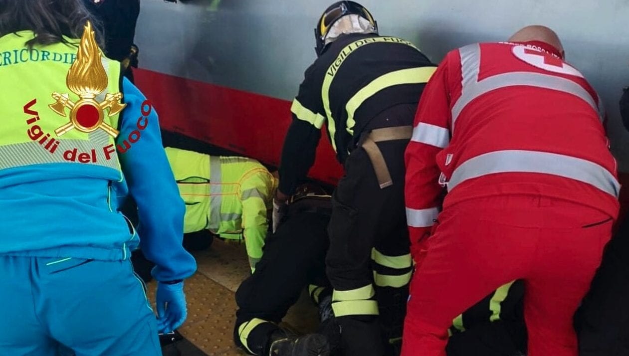 Investito da Frecciabianca alla stazione di Pisa e incastrato sotto il treno si salva: estratto dai pompieri, è grave