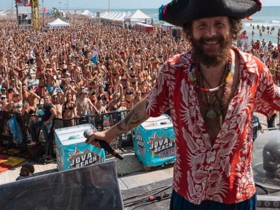Il Jova Beach Barty a Barletta "ha distrutto la spiaggia": indagate tre persone per il concerto di Jovanotti